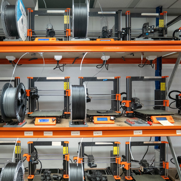 Officina locale di produzione additiva con alcune stampanti 3D Prusa